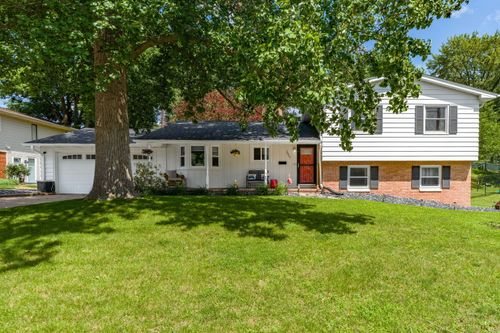 2327 Salem Ct, Bettendorf, IA, 52722-3136 | Card Image
