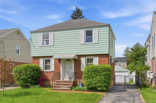 325 White Road, North Hempstead, NY, 11501 | Card Image