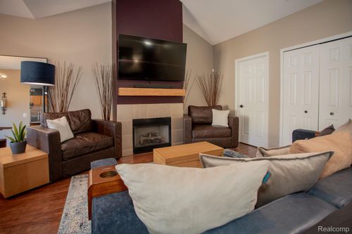 7-1211 Addington Dr, Commerce Township, MI, 48390-4001 | Card Image