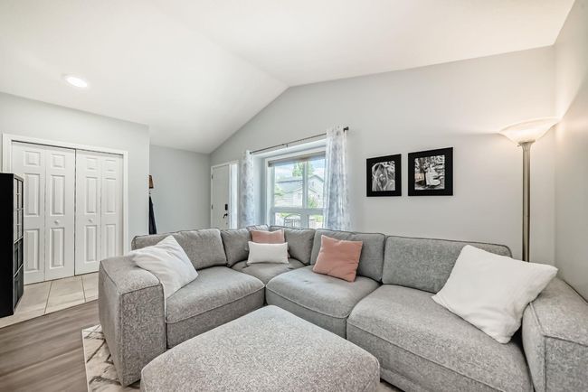 207 Deerview Way Se, Townhouse with 3 bedrooms, 2 bathrooms and 1 parking in Calgary AB | Image 14