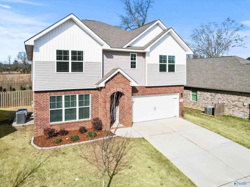 711 Magnolia Place Ln Sw, Hartselle, AL, 35640-3886 | Card Image