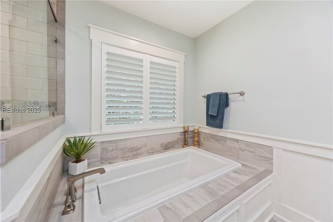 Separate soaking tub | Image 52