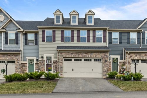 8003 Kapalua Ln, Jeannette, PA, 15644-1215 | Card Image