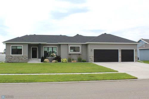 4229 Pine Pkwy S, Fargo, ND, 58104-8572 | Card Image