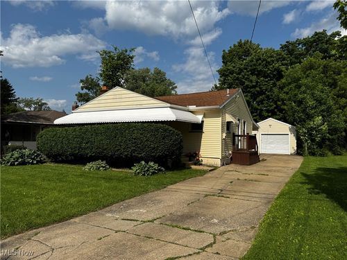 61 S Hartford Ave, Youngstown, OH, 44509-2711 | Card Image