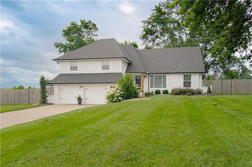 3705 W 213th Ter, Bucyrus, KS, 66013-9658 | Card Image