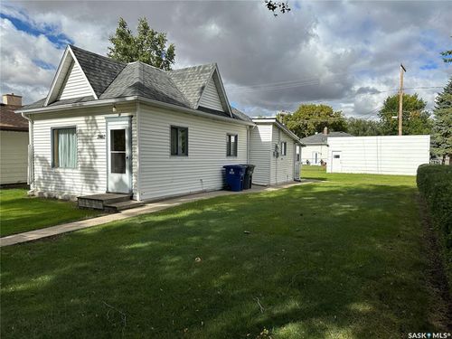 2002 3rd St, Rosthern, SK, S0K3R0 | Card Image