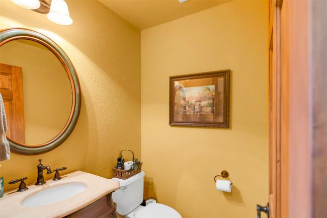 Half bath on the main | Image 27