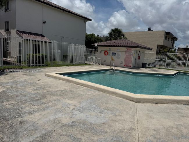 APT-201 - 950 Sw 104 Th Ct, Townhouse with 2 bedrooms, 3 bathrooms and null parking in Miami FL | Image 6