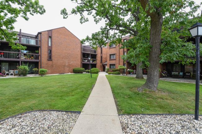 110 - 5200 S Tuckaway Boulevard, Condo with 2 bedrooms, 2 bathrooms and null parking in Greenfield WI | Image 28