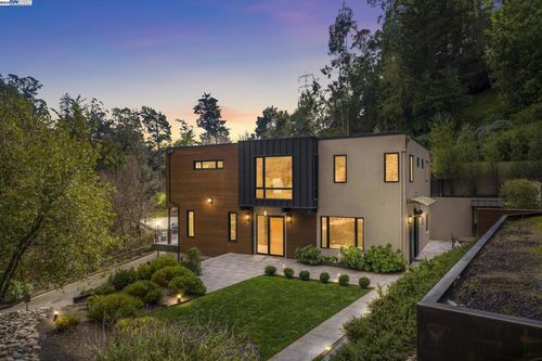 3 West Cir, Oakland, CA, 94611-2320 | Card Image