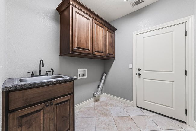 806 Sw 7 Th St, House other with 3 bedrooms, 2 bathrooms and 2 parking in Seminole TX | Image 18