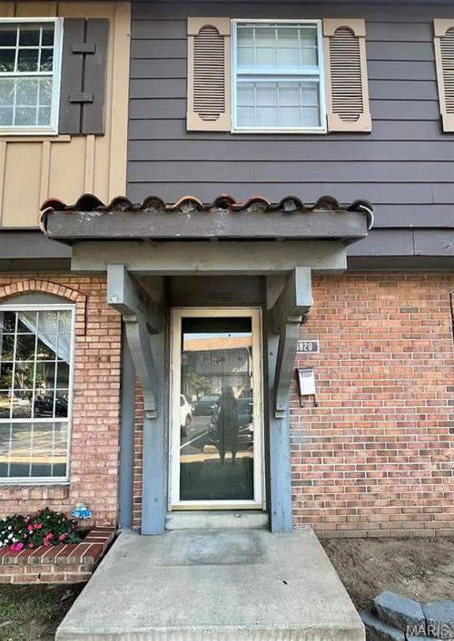 8820 Santa Bella Dr, Hazelwood, MO, 63042-2921 | Card Image
