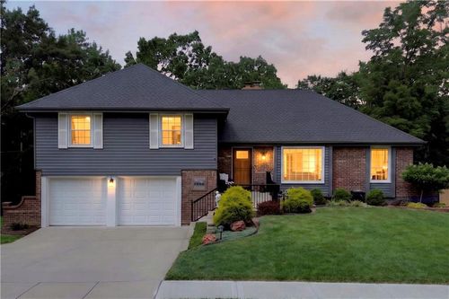 10112 Oakridge Dr, Overland Park, KS, 66212-1753 | Card Image