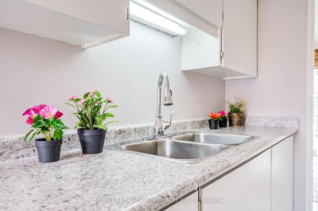 2 - 401 Keats Way, Condo with 5 bedrooms, 3 bathrooms and 1 parking in Waterloo ON | Image 10