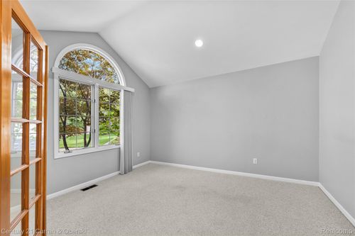 19880 Irving Dr, Livonia, MI, 48152-4111 | Card Image