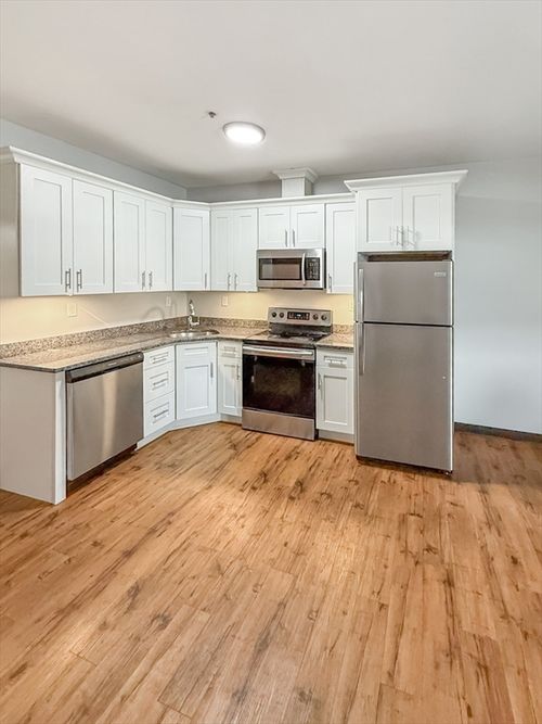 102-75 Commercial St, Brockton, MA, 02302-3170 | Card Image