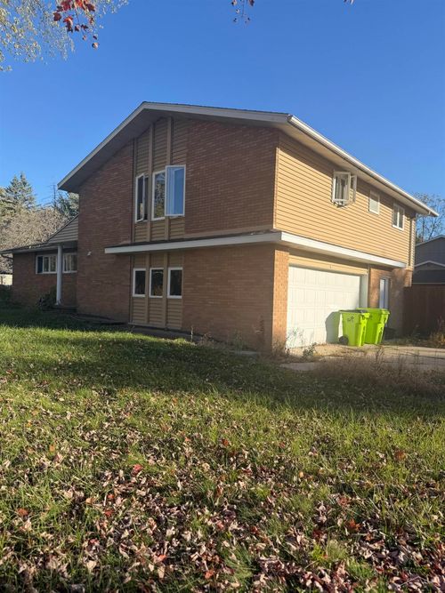 3070 E Frederick St, Midland, MI, 48640-8925 | Card Image