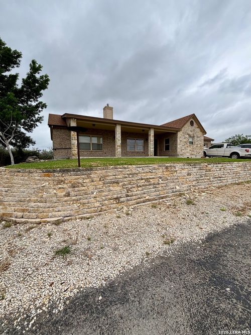 3 Summit Vw, Uvalde, TX, 78801-4034 | Card Image