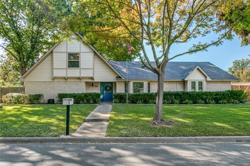 916 Willow Way, Benbrook, TX, 76126-3935 | Card Image