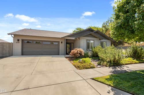 2147 La Connor Dr, Medford, OR, 97501-4192 | Card Image