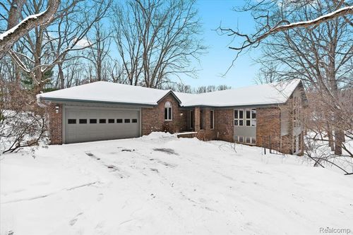 411 Rush Lake Rd, Pinckney, MI, 48169-8530 | Card Image