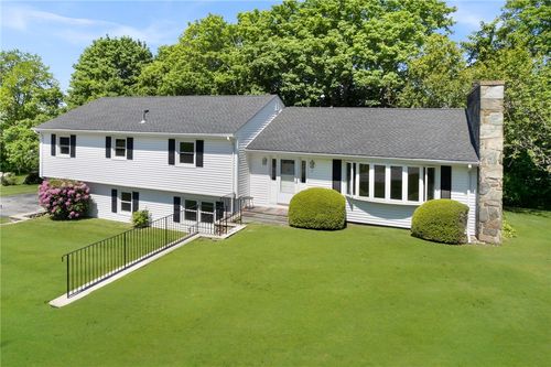 7 Westwood Dr, Portsmouth, RI, 02871-1321 | Card Image