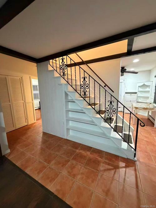 17 Cove Ln, Levittown, NY, 11756-4811 | Card Image