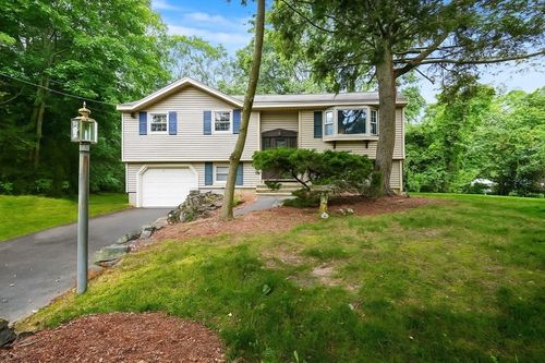 9 Carriage Rd, North Billerica, MA, 01862-1801 | Card Image