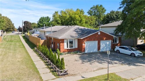 a-15 Oak Ave, Paris, ON, N3L3C6 | Card Image
