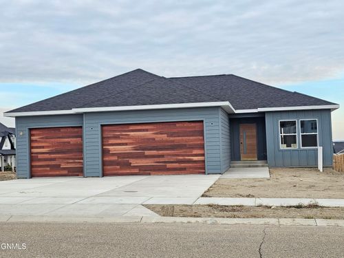 3016 28th Ct W, Williston, ND, 58801-6074 | Card Image