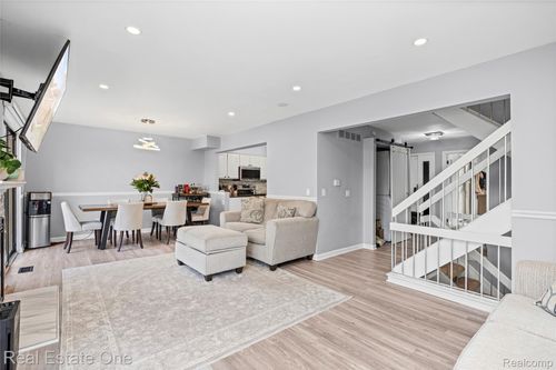 5273 Wright Way E, West Bloomfield, MI, 48322-2116 | Card Image