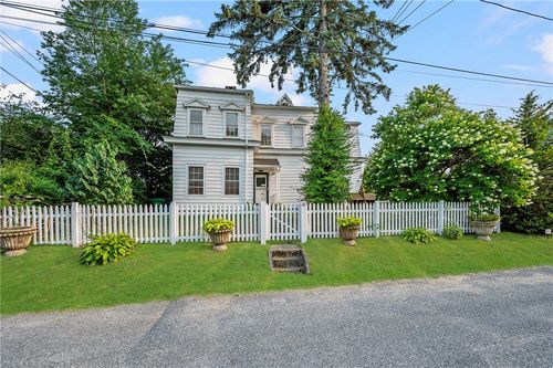 10 Hendricks St, South Kingstown, RI, 02879-3207 | Card Image