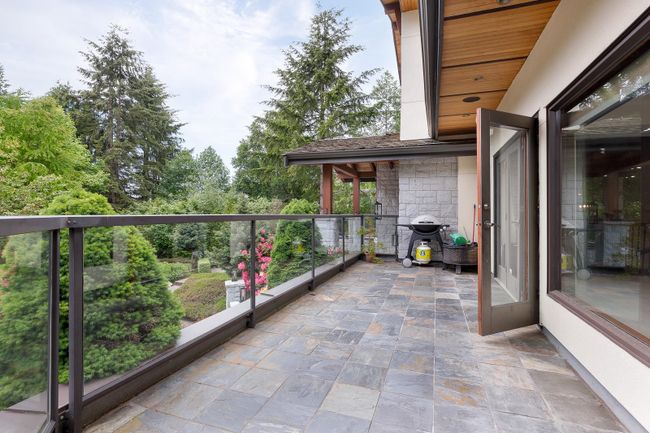 1080 Eyremount Drive, House other with 6 bedrooms, 5 bathrooms and 3 parking in West Vancouver BC | Image 22