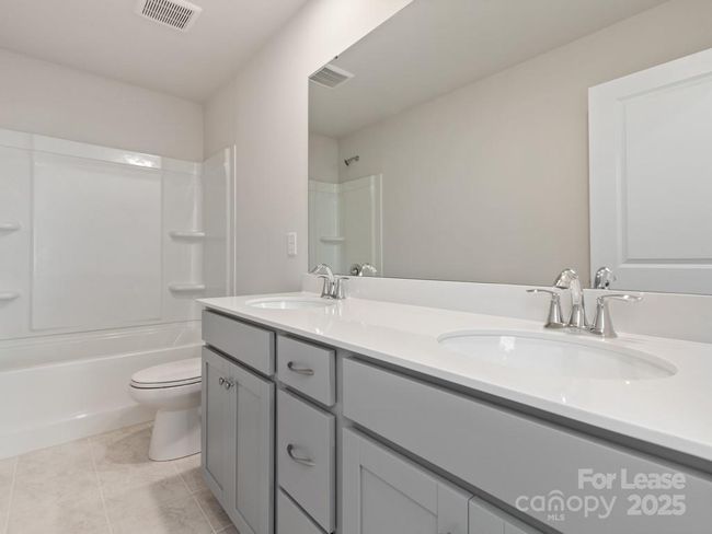 Upstairs Hallway Full Bath | Image 17