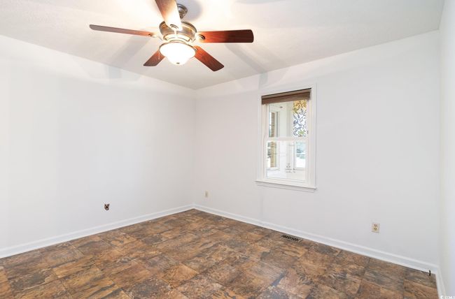 Empty room with ceiling fan | Image 16