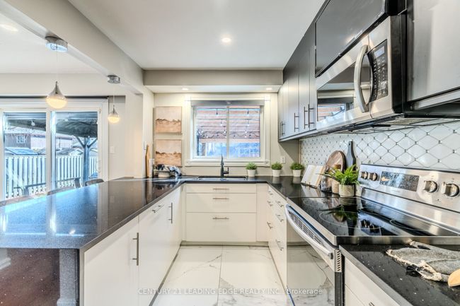 1807 Listowell Cres, House attached with 3 bedrooms, 2 bathrooms and 1 parking in Pickering ON | Image 12