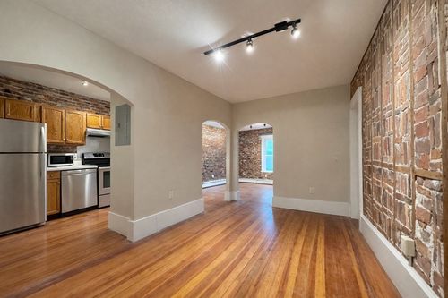 2r-206 Derby St, Salem, MA, 01970-5133 | Card Image