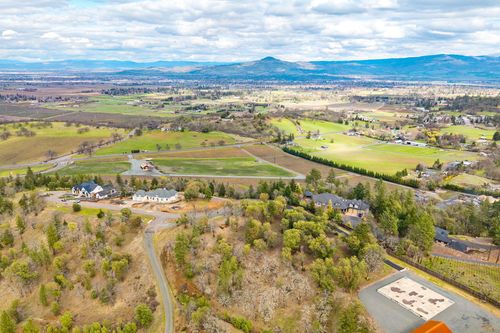 10-45 Vineyard View Cir, Medford, OR, 97501-0311 | Card Image