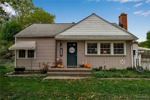 8106 Lindbergh Ave, Niagara Falls, NY, 14304-2312 | Card Image