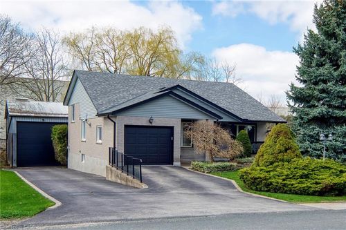 108 Queensway Dr, St Jacobs, ON, N0B2N0 | Card Image