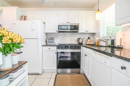 b-581 Blue Heron Dr, Hallandale Beach, FL, 33009-5738 | Card Image