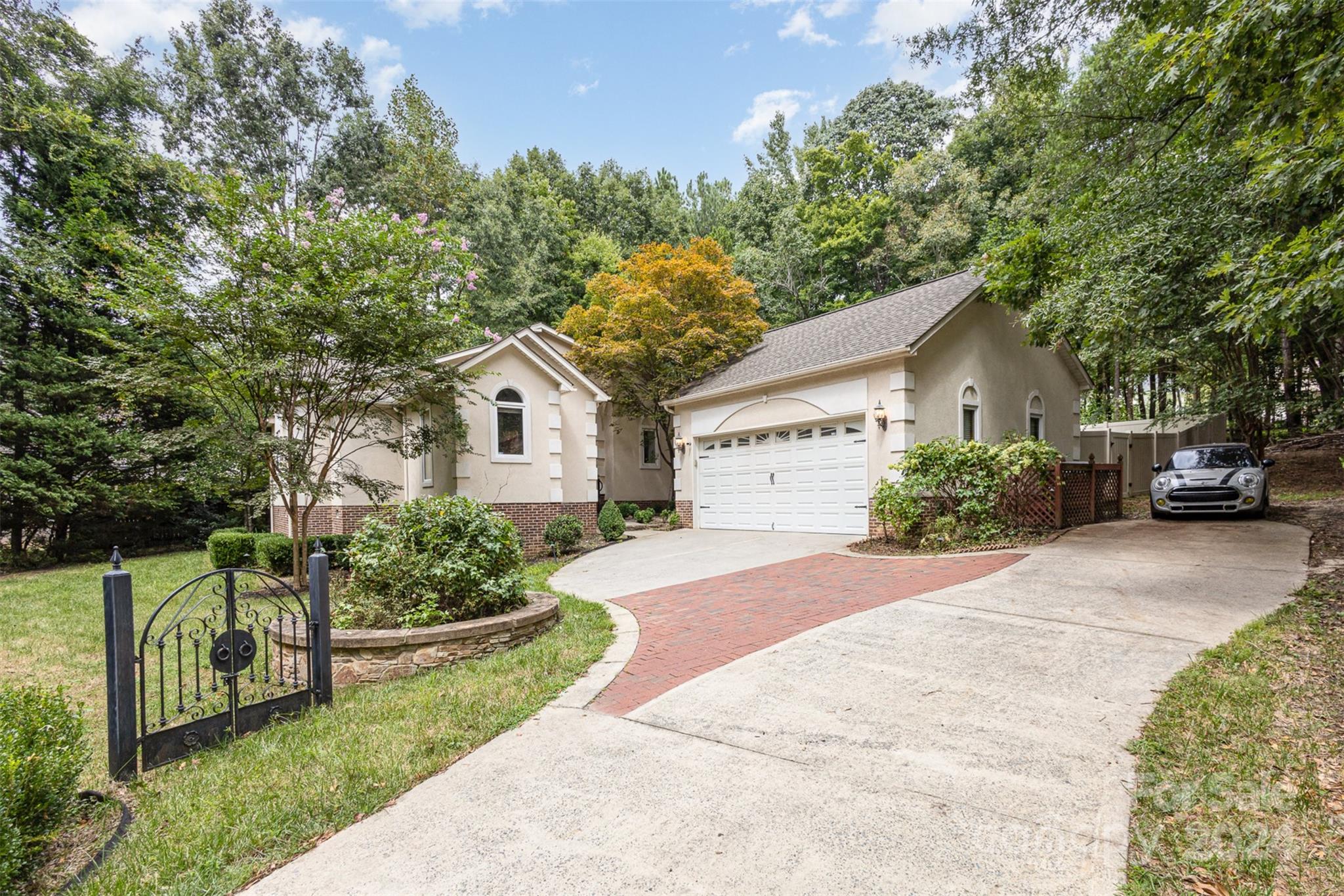 Derbyshire Dr, Charlotte, NC 28270