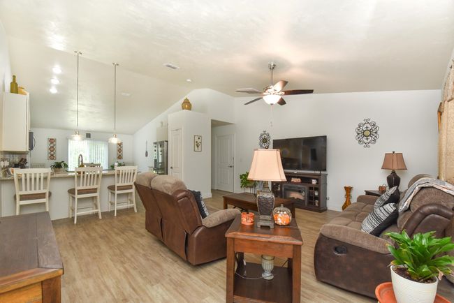 359 Mae Cato Dr, House other with 4 bedrooms, 2 bathrooms and null parking in MIDWAY FL | Image 4