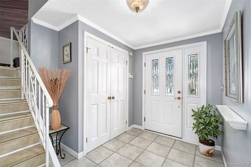 107 Parkview Rd, Elmsford, NY, 10523-3819 | Card Image