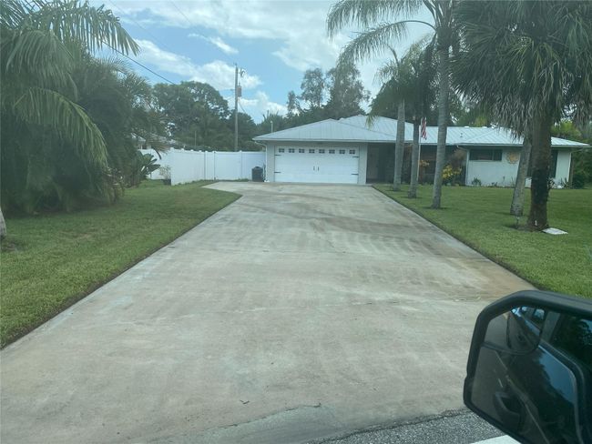 ample parking for 6+ cars | Image 33