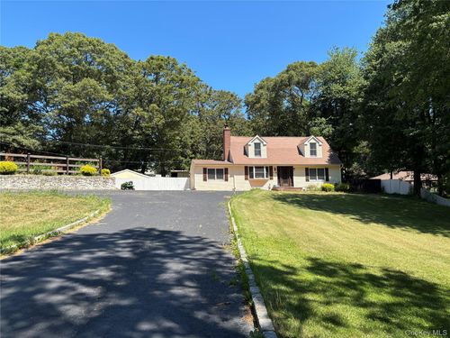 45 Croft Ln, Smithtown, NY, 11787-4109 | Card Image