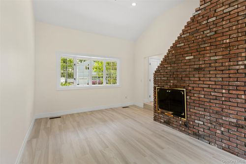 15 Locust Road, Oyster Bay, NY, 11804 | Card Image