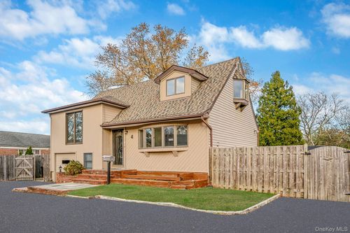 4 Sibley Pl, Huntington Station, NY, 11746-3118 | Card Image