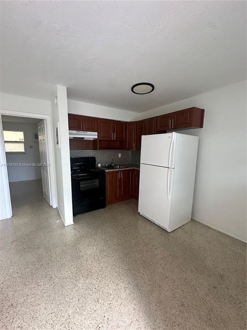 apt-4-166 W 9th St, Hialeah, FL, 33010-4038 | Card Image